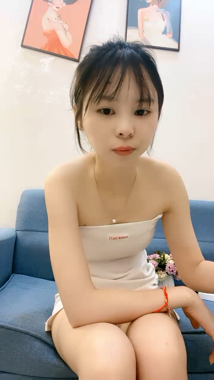 9分颜值极品美女！细腰美腿尤物！帅哥炮友酒店操逼，69互舔吃大屌，抱起来狂插，抱着美臀上下抽动..